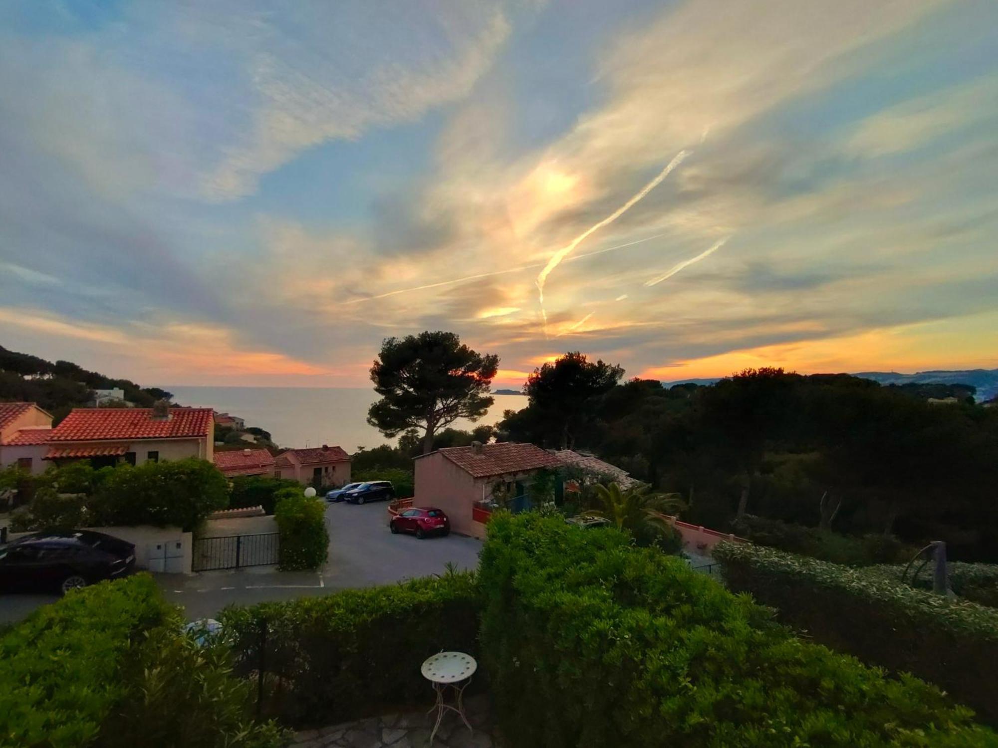 Appartement Avec Terrasse Vue Mer, Proximite Plage, Place Parking Sanary-sur-Mer Exterior foto
